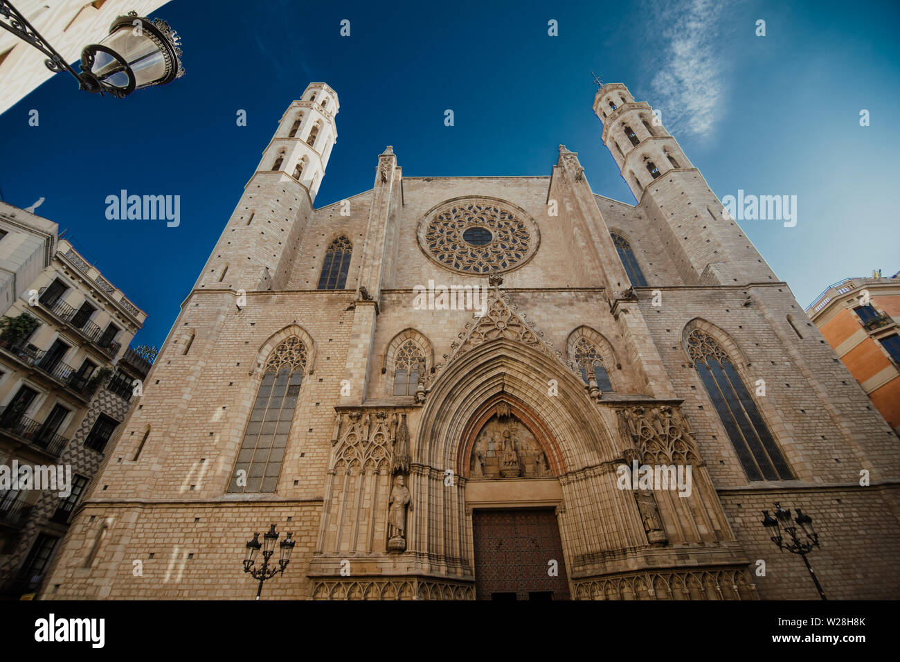 Alte Kirche im gotischen Viertel von Barcelona. Es ist Aslo Barri Gotic genannt. Es ist die Altstadt von Barcelona. Stockfoto