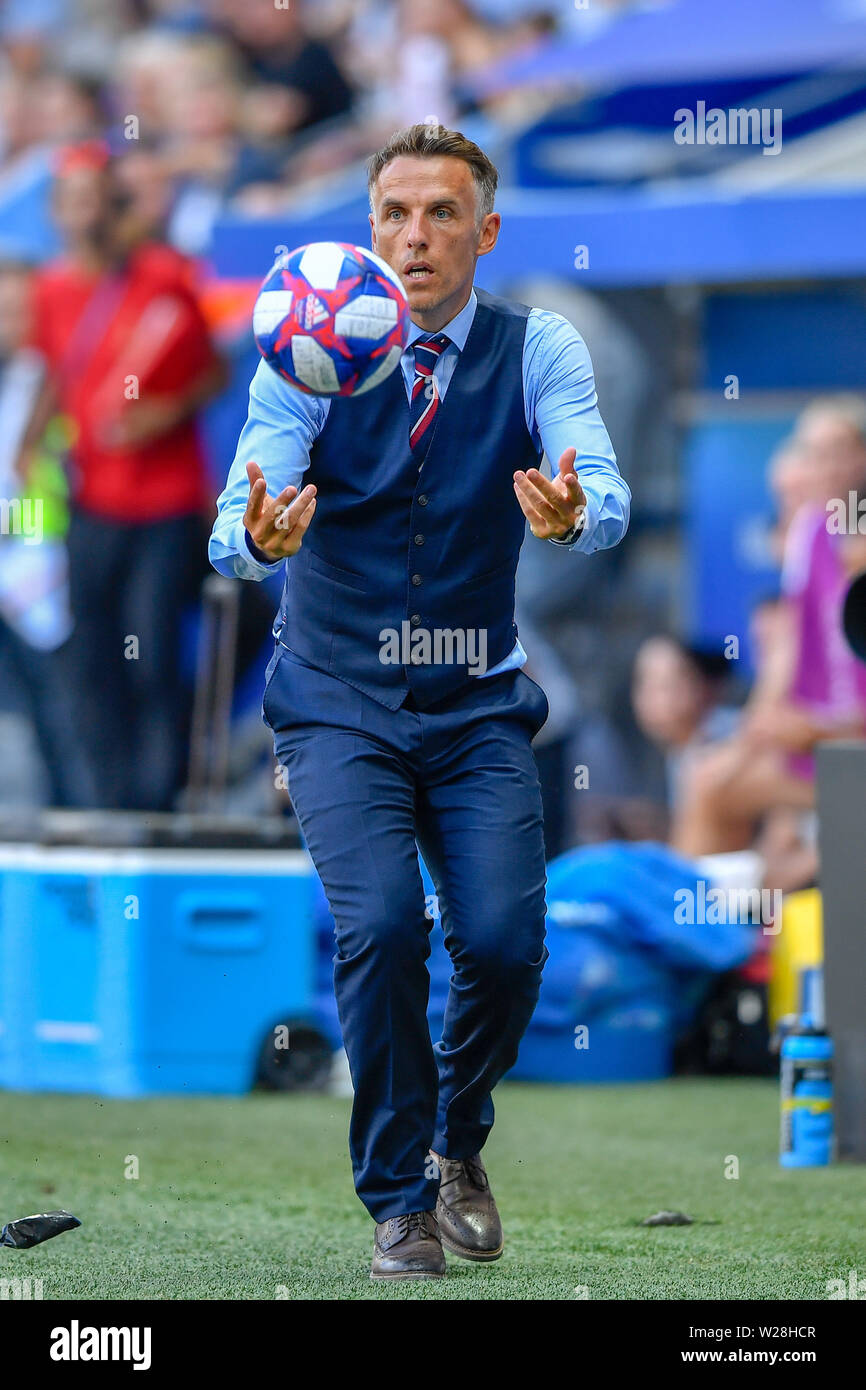 Nizza, Frankreich. 6. Juli, 2019. Head Coach Philip Neville von England wirft den Ball im Spiel um Platz 3 zwischen England und Schweden an der 2019 die FIFA Frauen-WM in Nizza, Frankreich am 6. Juli 2019. Credit: Chen Yichen/Xinhua/Alamy leben Nachrichten Stockfoto