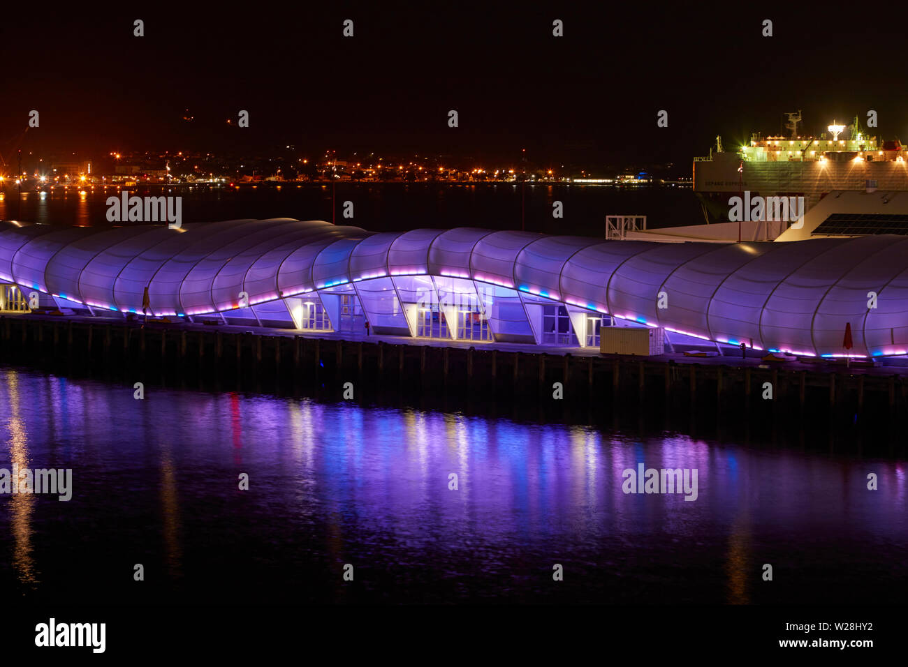 Bunte Beleuchtung auf "The Cloud"-Veranstaltungen, Gebäude, Queens Wharf, Auckland, Nordinsel, Neuseeland Stockfoto