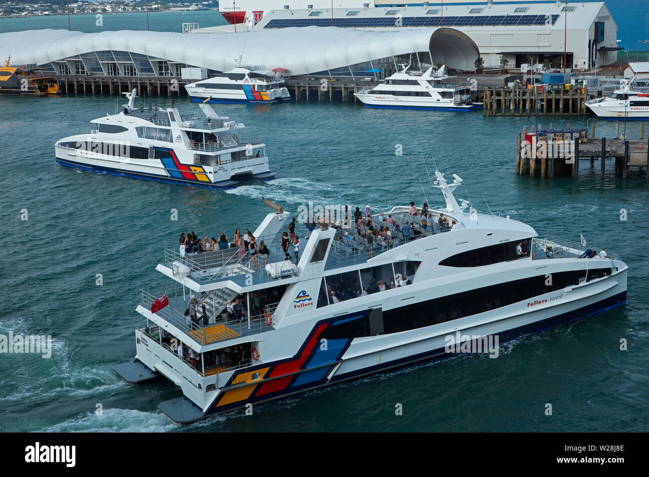 Fähren am Fährterminal und 'Veranstaltungen Aufbau der Cloud", Queens Wharf, Auckland, Nordinsel, Neuseeland Stockfoto