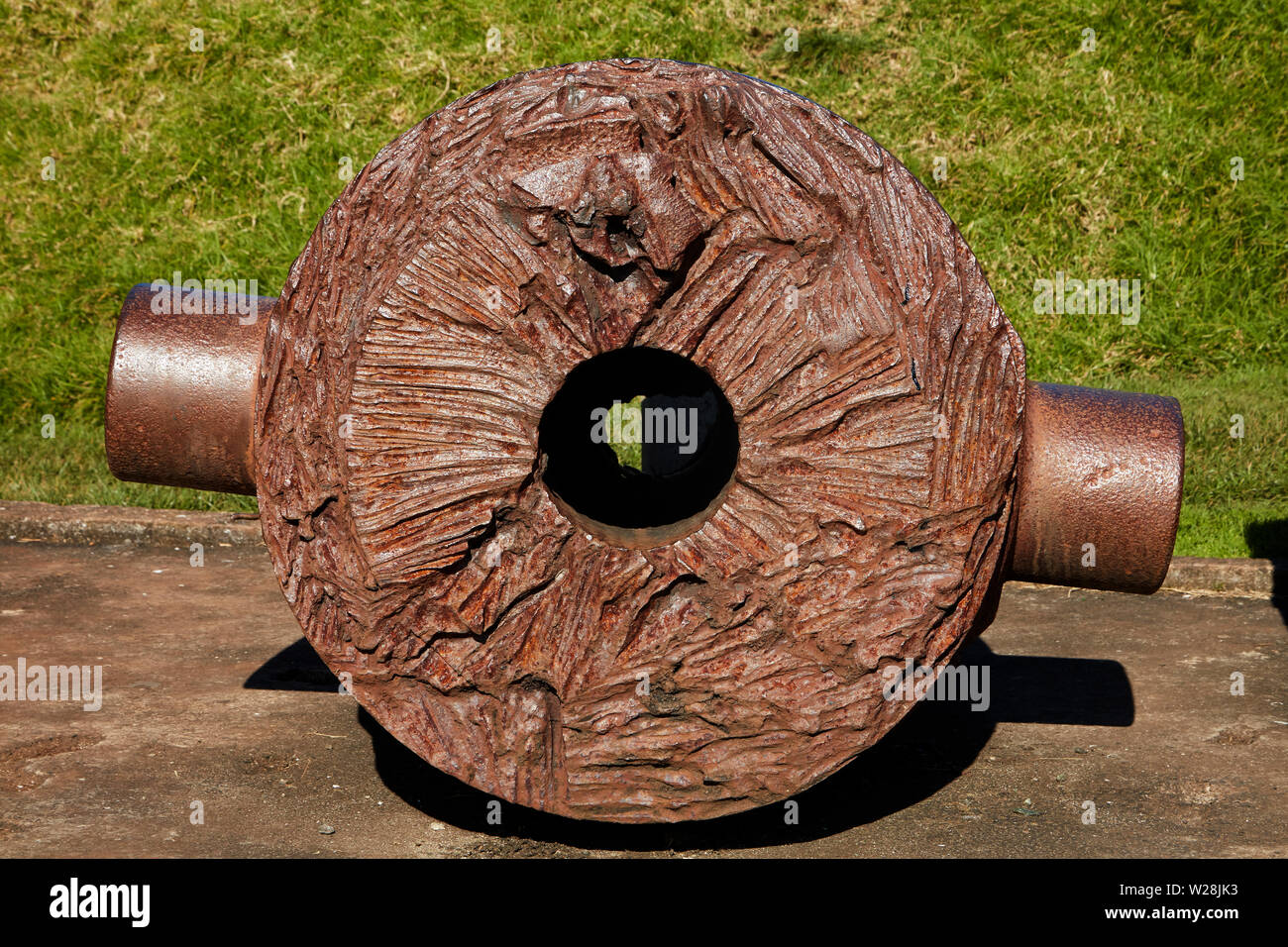 Schneiden Sie historische 8-Zoll disappearing Gun, North Head historischen Finden, Devonport, Auckland, Nordinsel, Neuseeland Stockfoto