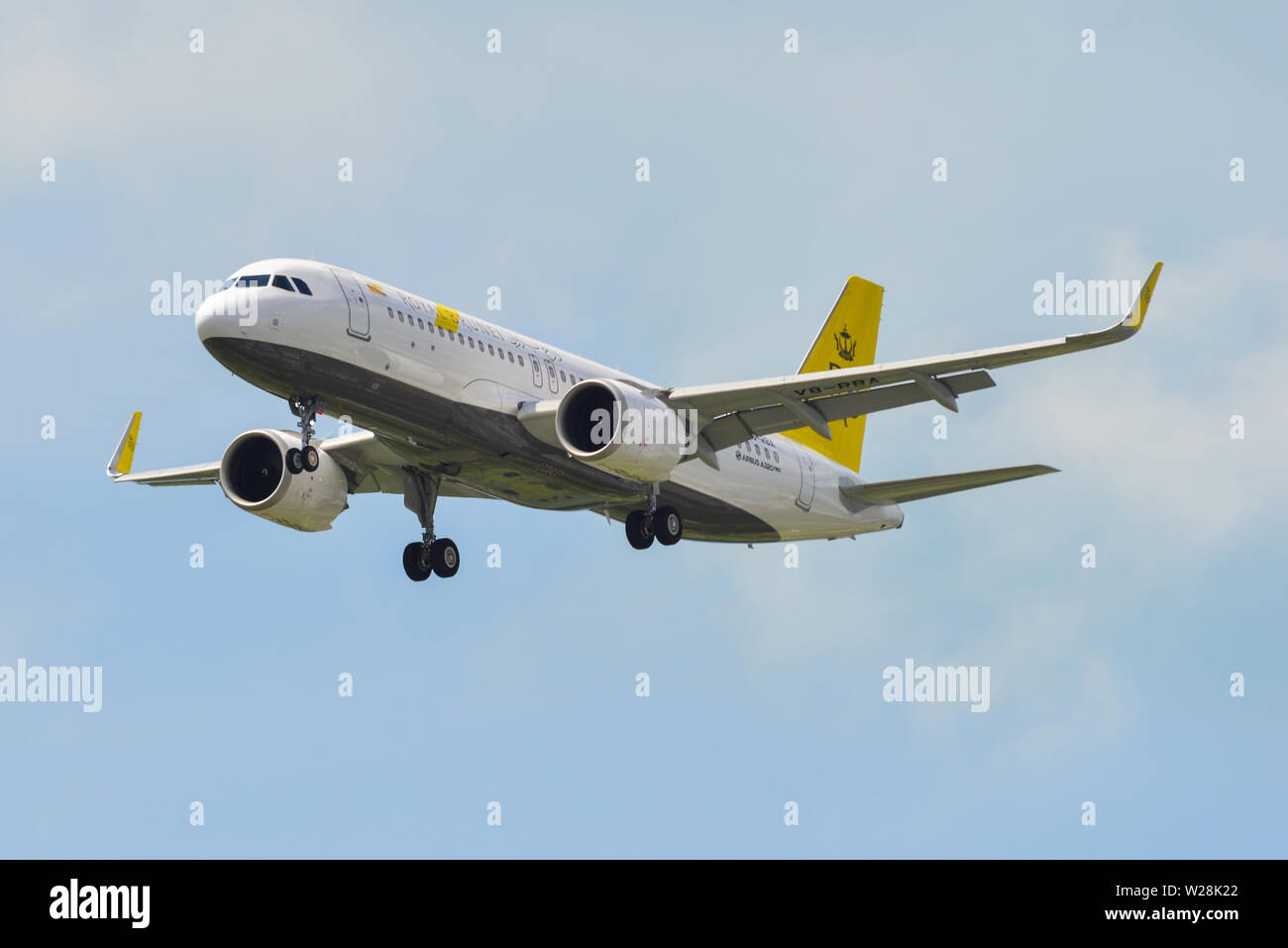 Singapur - Mar 26, 2019. V8 - RBA Royal Brunei Airlines Airbus A320 NEO Landung am Flughafen Changi (SIN). Changi Hits 65 Millionen Passagiere in 20. Stockfoto
