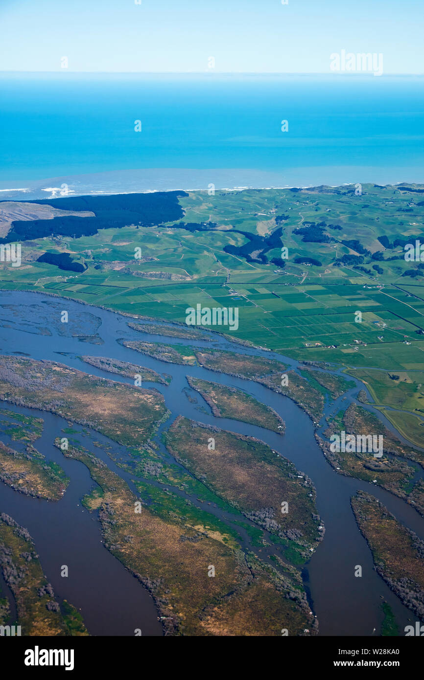 Geflechte des Waikato River Mouth, in der Nähe von Auckland, Nordinsel, Neuseeland - Antenne Stockfoto