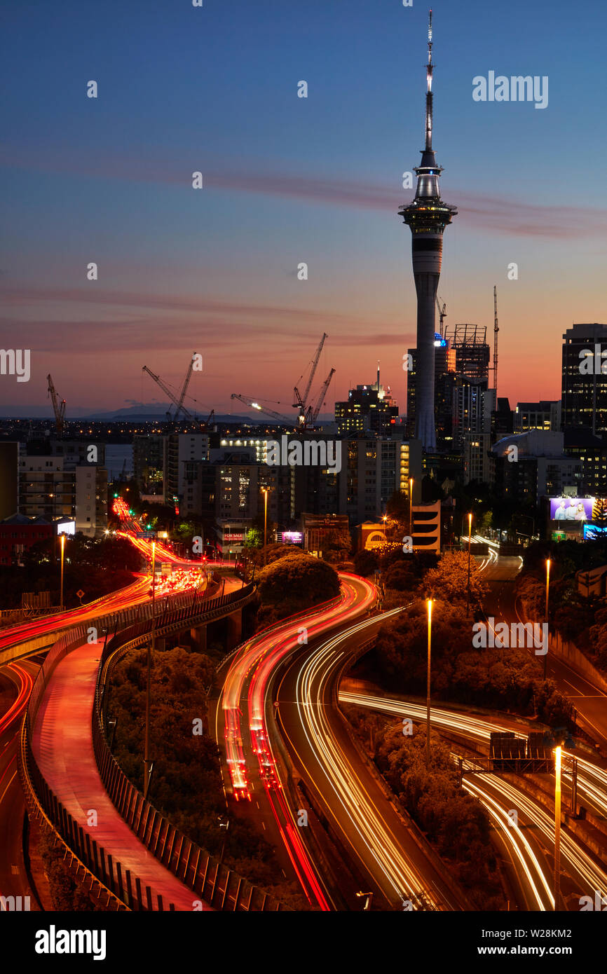 Autobahnen, Lightpath cycleway, und den Sky Tower, Auckland, Nordinsel, Neuseeland Stockfoto