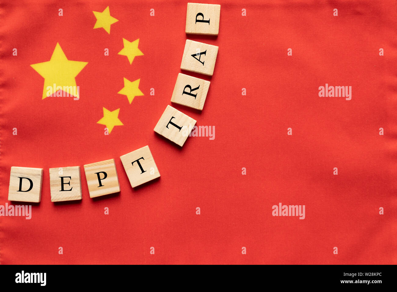Konzept der dept Trap in Holzblock Buchstaben auf der Chinesischen Flagge Stockfoto