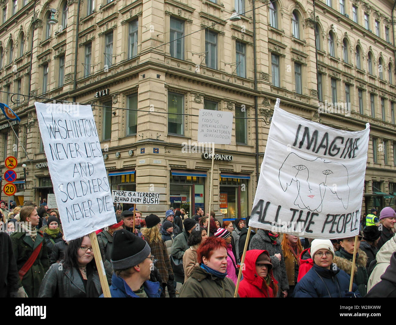 Helsinki, Finnland - 22. März 2003: Anti-kriegs-Demonstranten durch die Innenstadt von Helsinki die bevorstehende Invasion der Vereinigten Staaten im Irak zu protestieren. Stockfoto