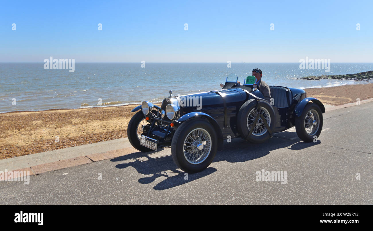 Classic blau Bugatti Rennwagen entlang der Strandpromenade gefahren wird. Stockfoto