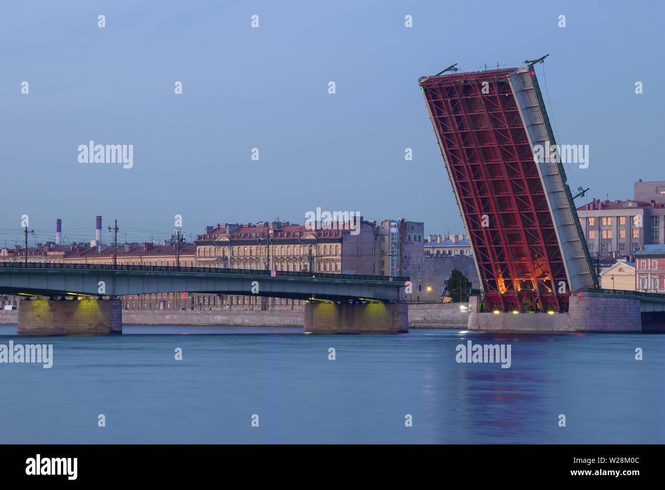 Die geschiedene Liteyny Brücke in den frühen Juni morgen. Weiße Nächte in St. Petersburg. Russland Stockfoto