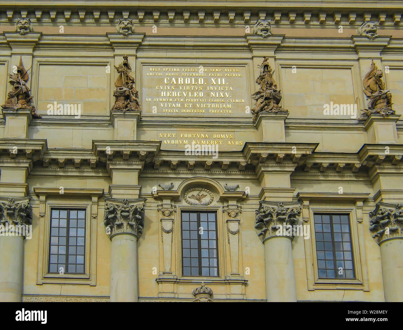 Fantastische Skulpturen, Statuen und andere schöne architektonische Merkmale sind reichlich vorhanden, auf dem königlichen Palast in Stockholm, Schweden. Stockfoto