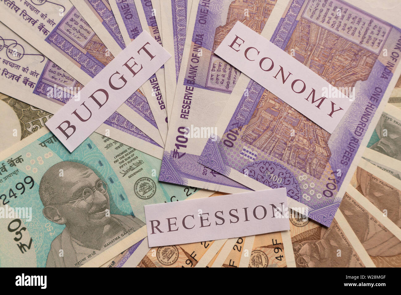 Haushalt, Wirtschaft, Rezession in Papier auf der indischen Währung als Hintergrund gedruckt Stockfoto