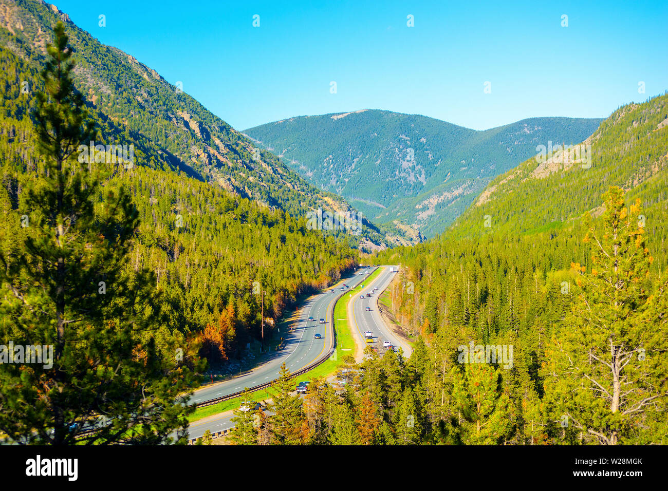 Die Interstate 70 (I-70) in den Rocky Mountains von Colorado an einem sonnigen Tag Stockfoto