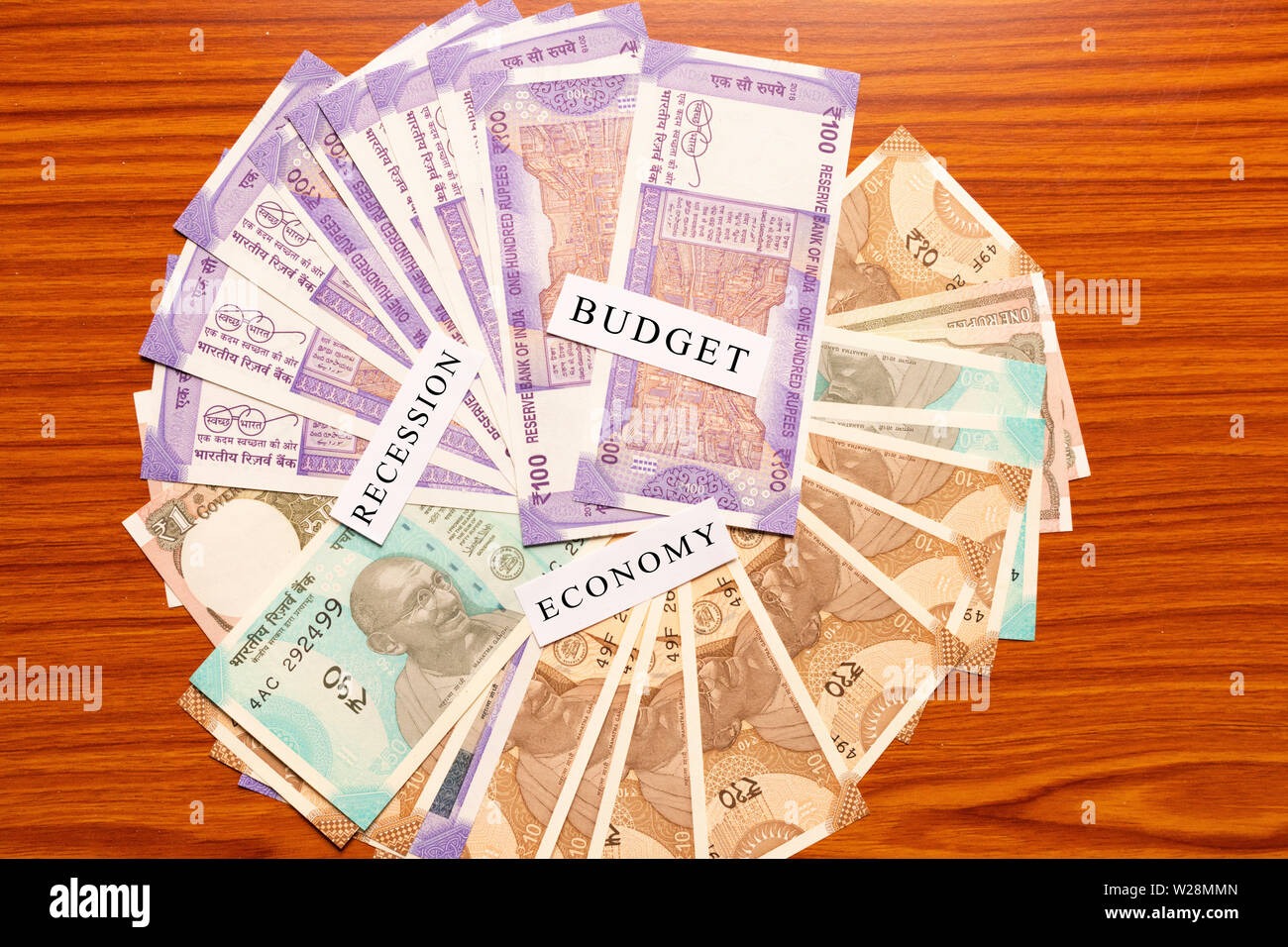Haushalt, Wirtschaft, Rezession in Papier auf der indischen Währung als Hintergrund der Tabelle gedruckt. Stockfoto