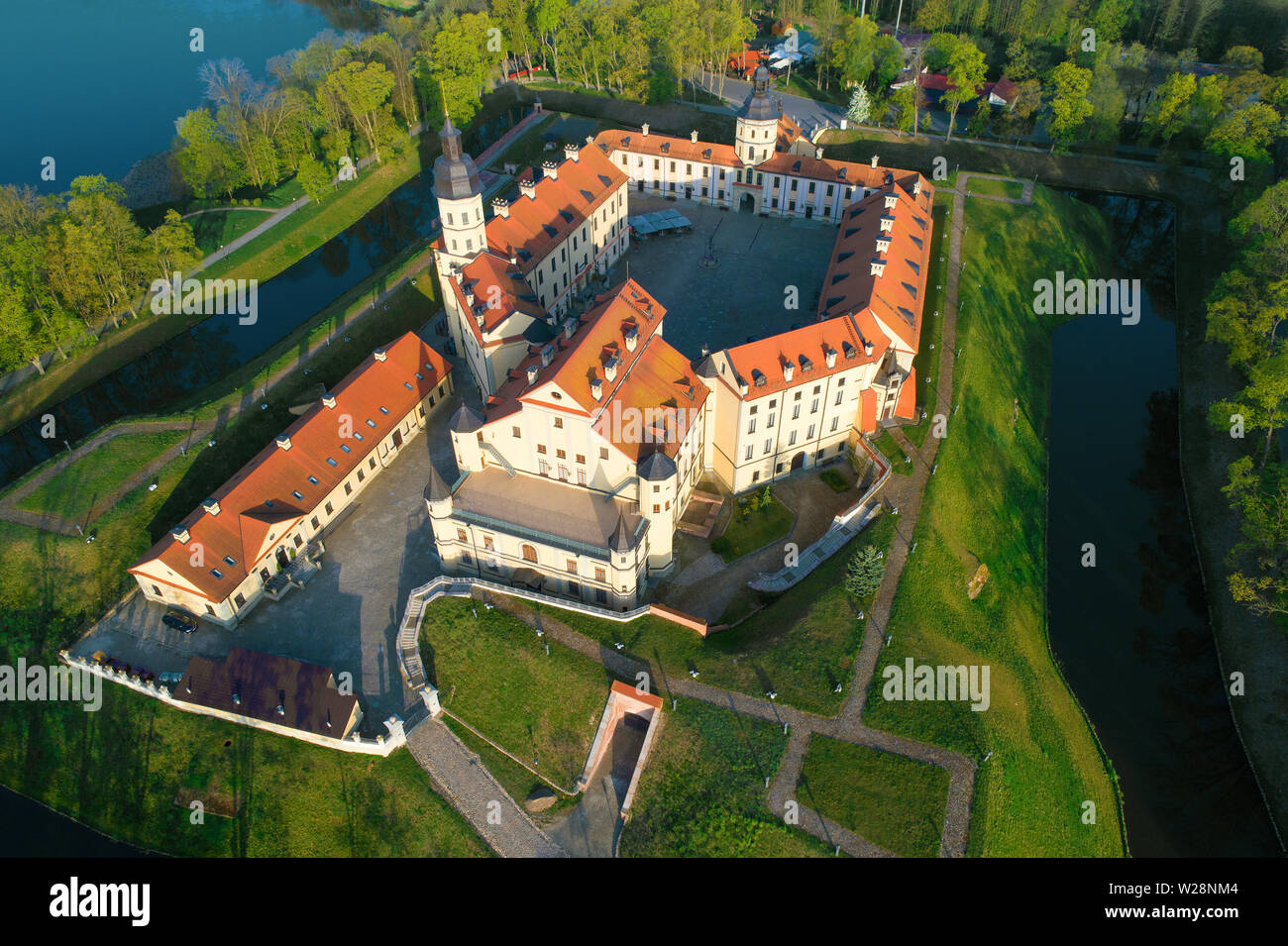 Luftaufnahme der Nesvizh Schloss an einem sonnigen Tag (Aufnahmen aus quadcopter). Nesvizh, Weißrussland Stockfoto