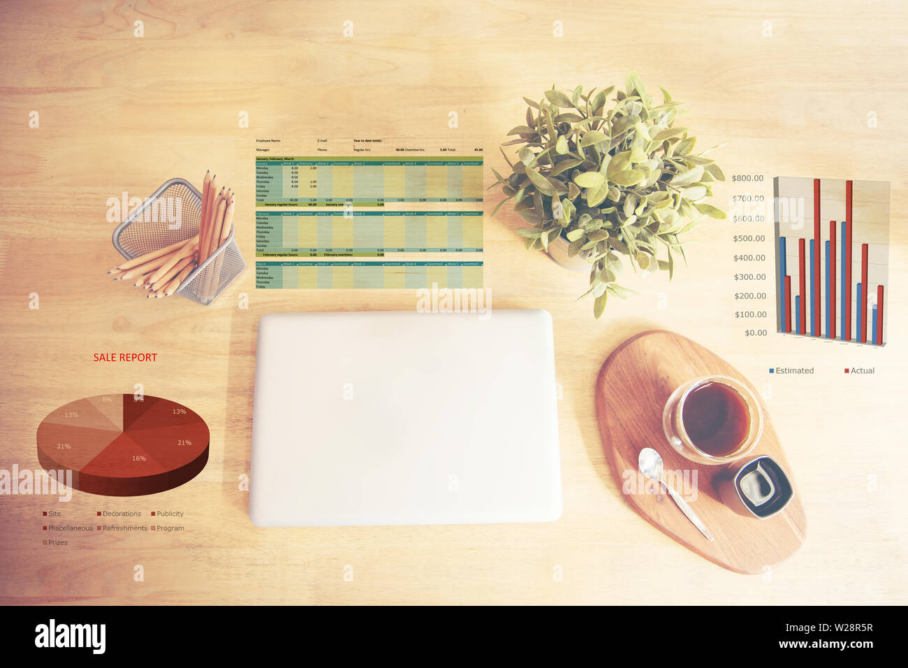 Top viw von Office Material mit Notepad, Laptop und Kaffee Tasse Maus notepad Ansicht von oben geschossen. Stockfoto