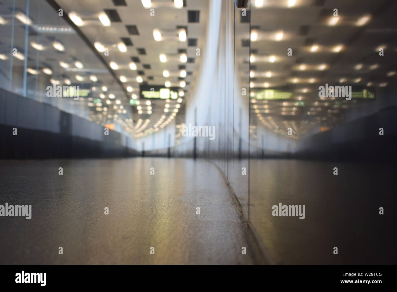 Wien, Österreich: Mai/20/2019 - Vienna International Airport (1938 gebaut und der größte Flughafen in Österreich). Leere Innenraum der Halle in der Nähe von Terminal 3. Stockfoto