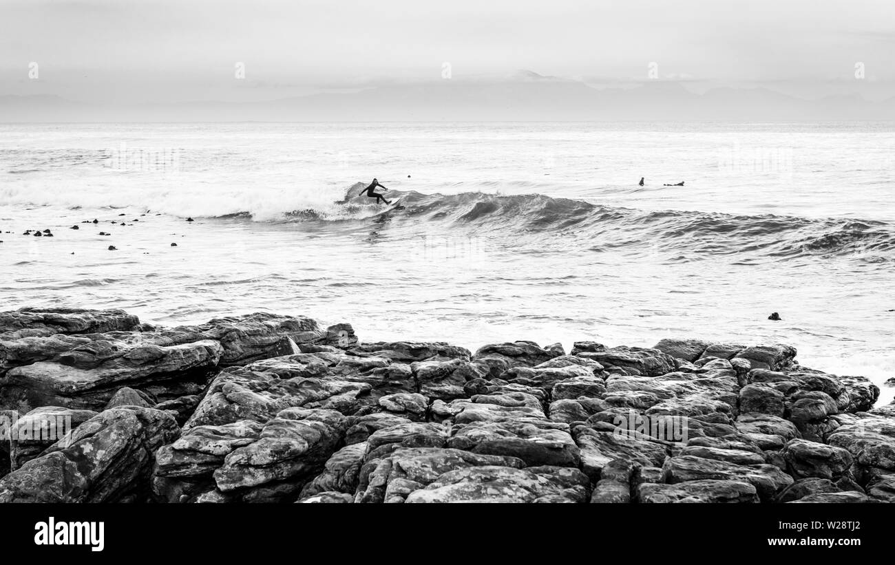 Surfen Gefahr Riff in der Kapstadt False Bay Vorort von St. James im Süden Afrikas Atlantikküste Stockfoto