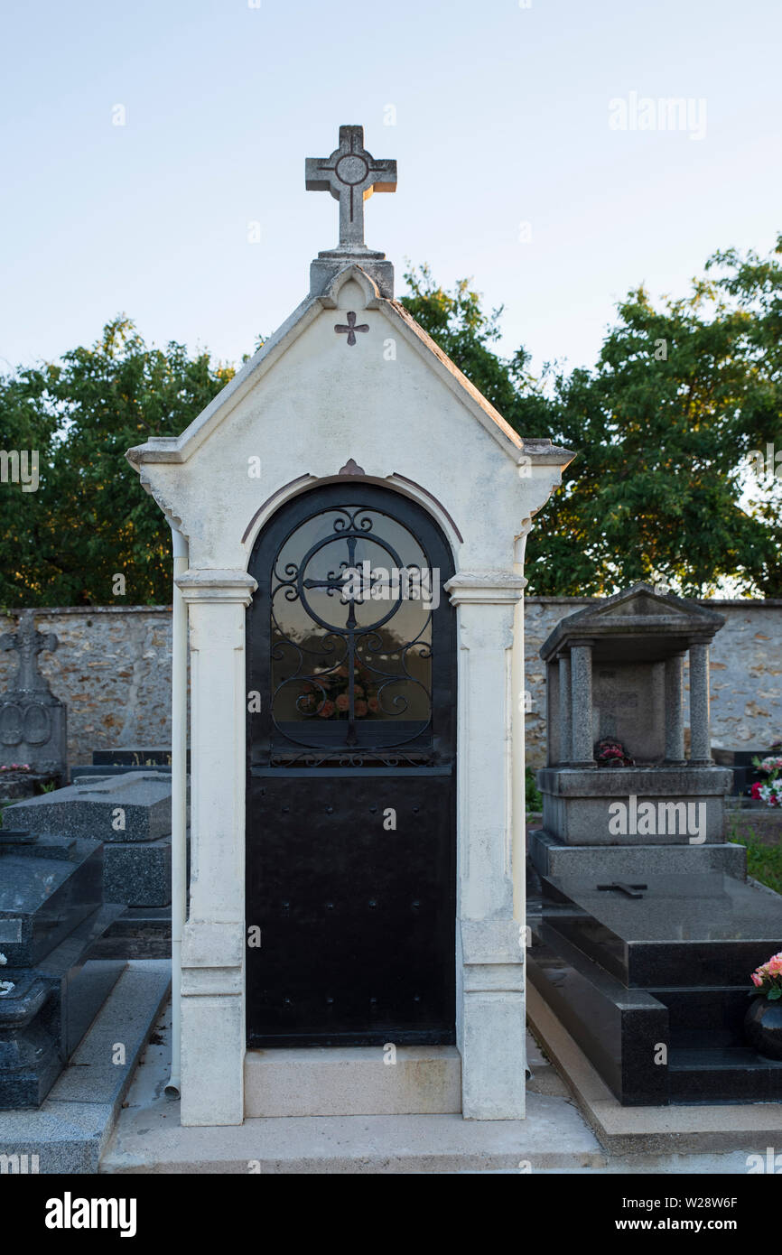 Familie Keller auf einem Friedhof in Frankreich Stockfoto