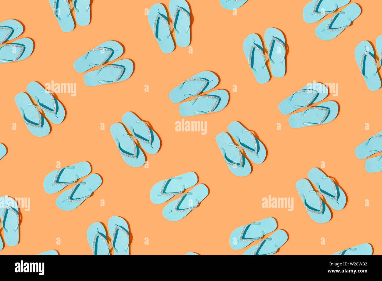 Blaue Hausschuhe nahtlose Muster auf orangefarbenem Hintergrund Stockfoto