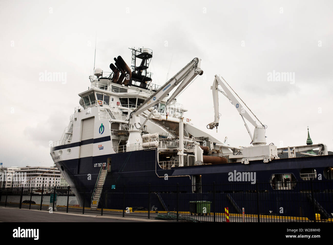 Die Insel Avantgarde, eine offshore Tug und Schiff zur Versorgung der norwegischen Ursprungs, im Hafen in Bergen, Norwegen angedockt. Stockfoto