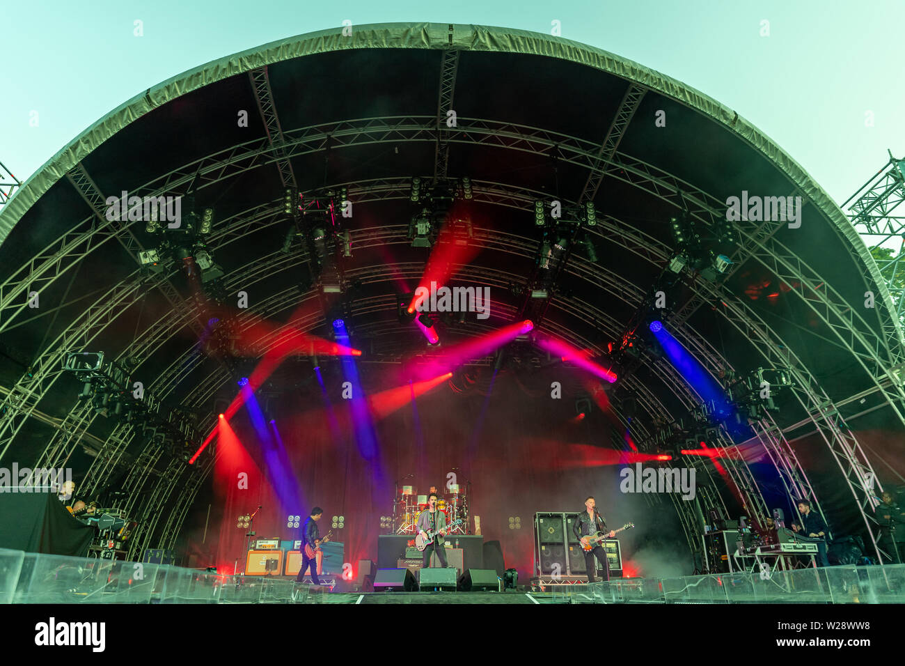 Kelly Jones, Richard Jones und Adam Zindani von Waliser Rock Band Stereophonics durchführen auf der Bühne im Trinity College in Dublin im Rahmen der Sommer-Festival. Stockfoto