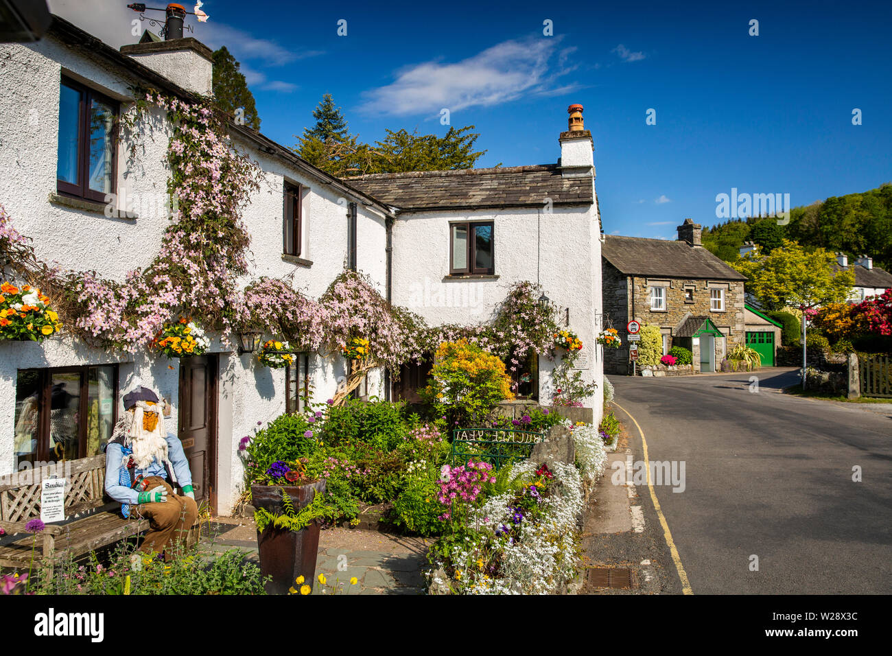 UK, Cumbria, Hawkshead, Near Sawrey, Beatrix Potter Herr McGregor Charakter Abbildung im Garten von Buckle Yeat Guest House Stockfoto