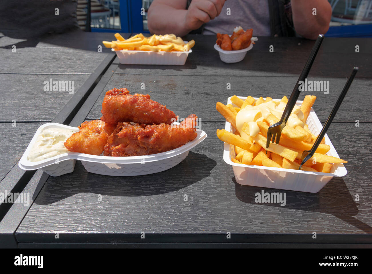 Kibbelings frittierter Fisch mit Pommes und Sauce Tartar ein Gericht in Breskens, Niederlande Stockfoto