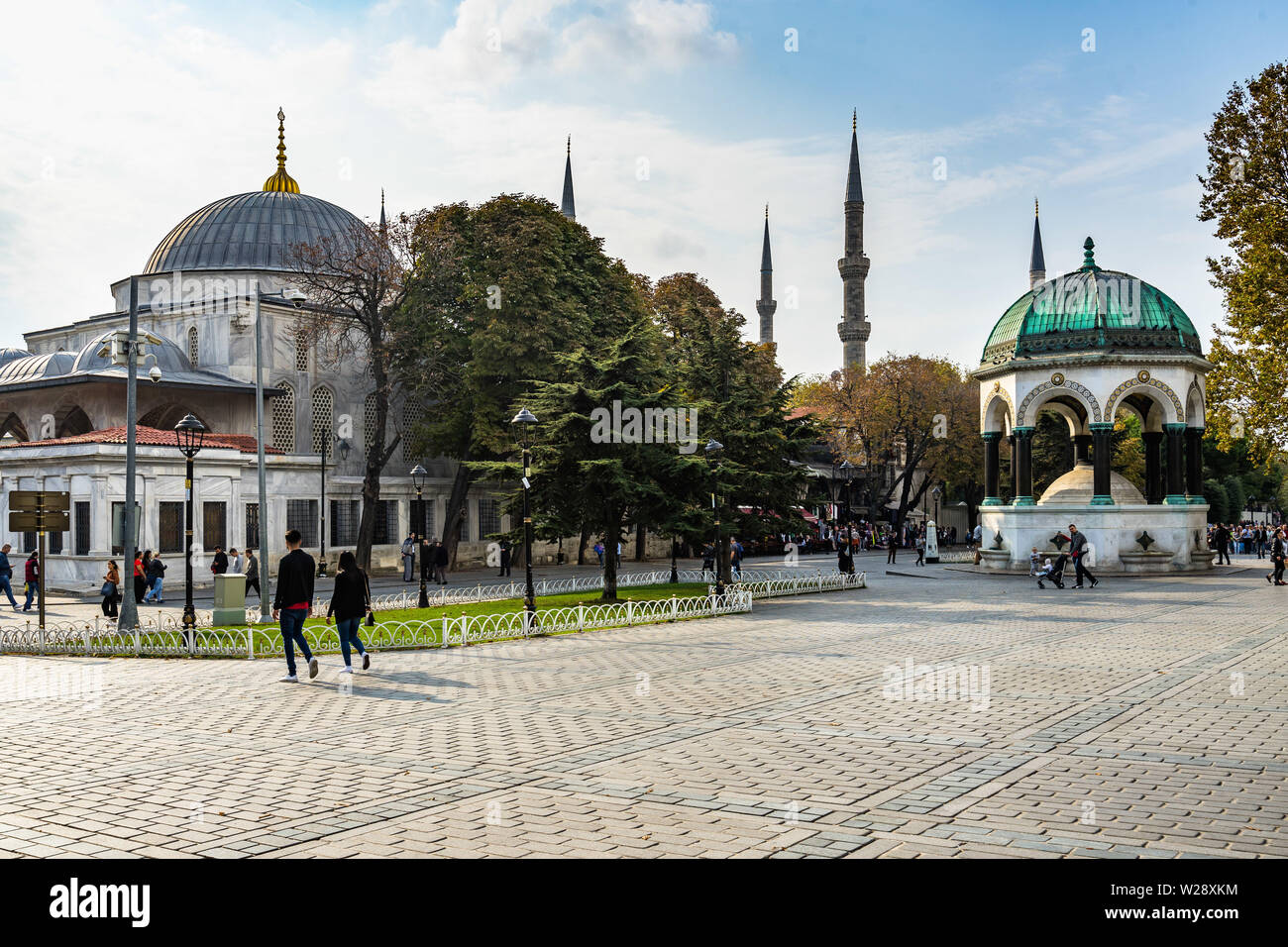 Blick auf Istanbul Old Hippodrom (Sultanahmet Platz) mit der Deutschen Brunnen auf der rechten Seite und die Minarette der Blauen Moschee im Hintergrund Stockfoto