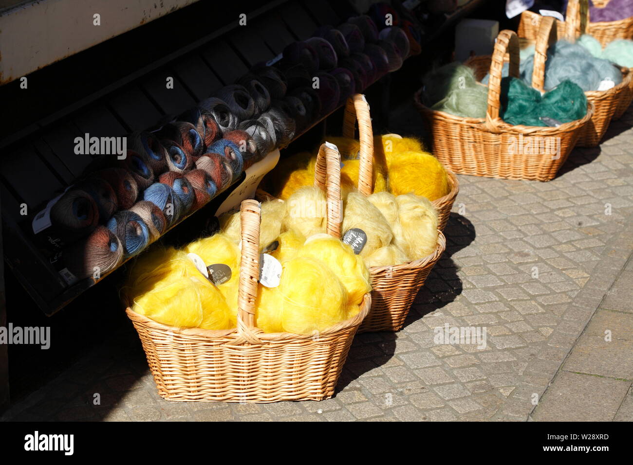 Bunte Kugeln aus Wolle in Körbe vor einem Geschäft, Oldenburg in Oldenburg,  Niedersachsen, Deutschland, Europa Stockfotografie - Alamy