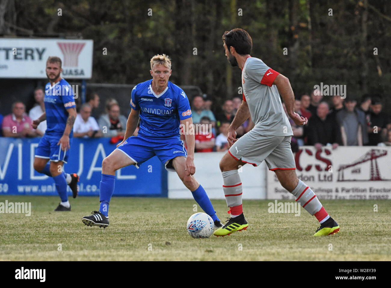 Swindon Town fc Spieler Michael Doughty übernimmt die Swindon supermarine Fc Verteidigung an der Vorsaison freundlich Supermarine 2019 Stockfoto