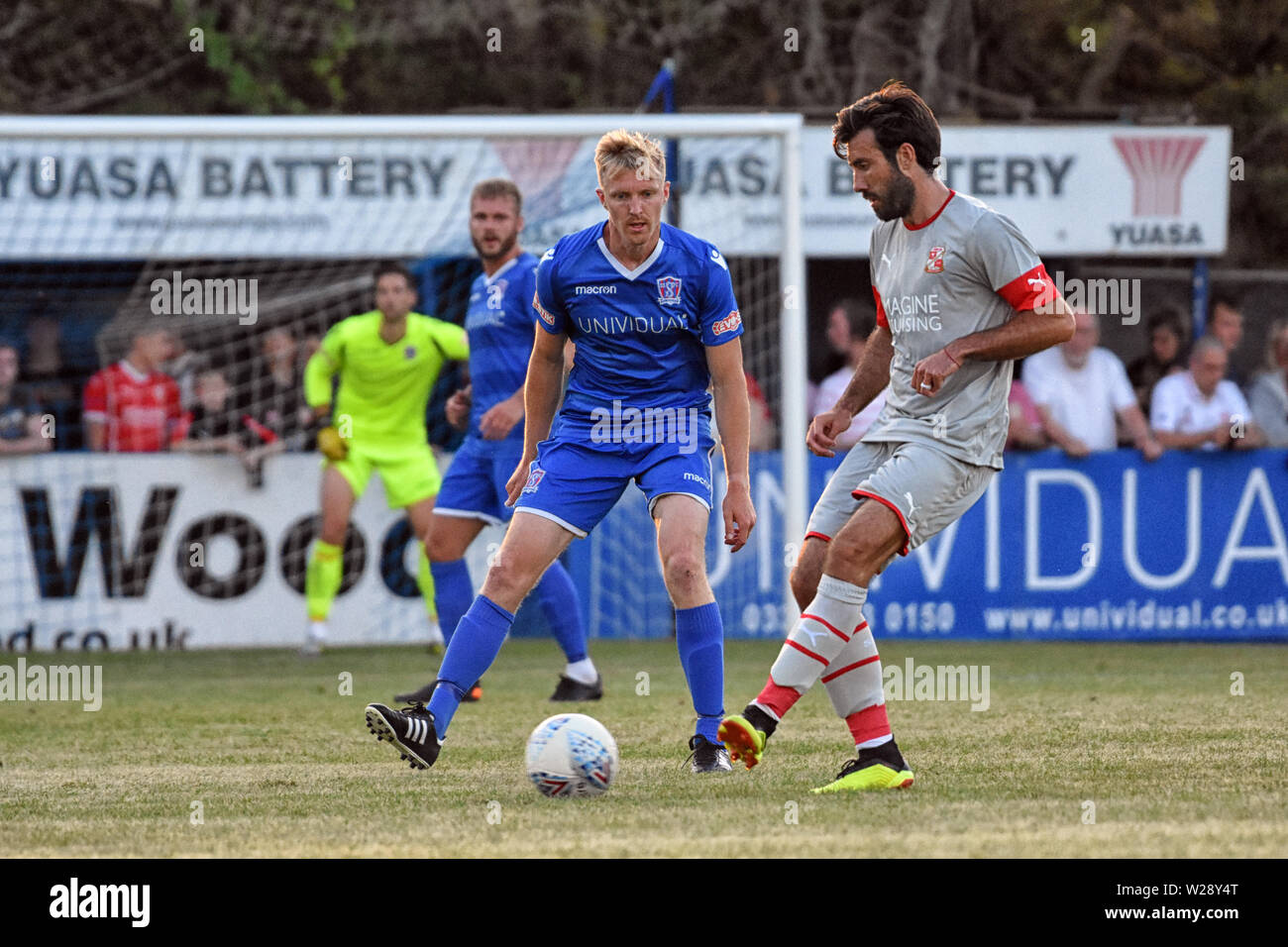 Swindon Town fc Spieler Michael Doughty übernimmt die Swindon supermarine Fc Verteidigung an der Vorsaison freundlich Supermarine 2019 Stockfoto