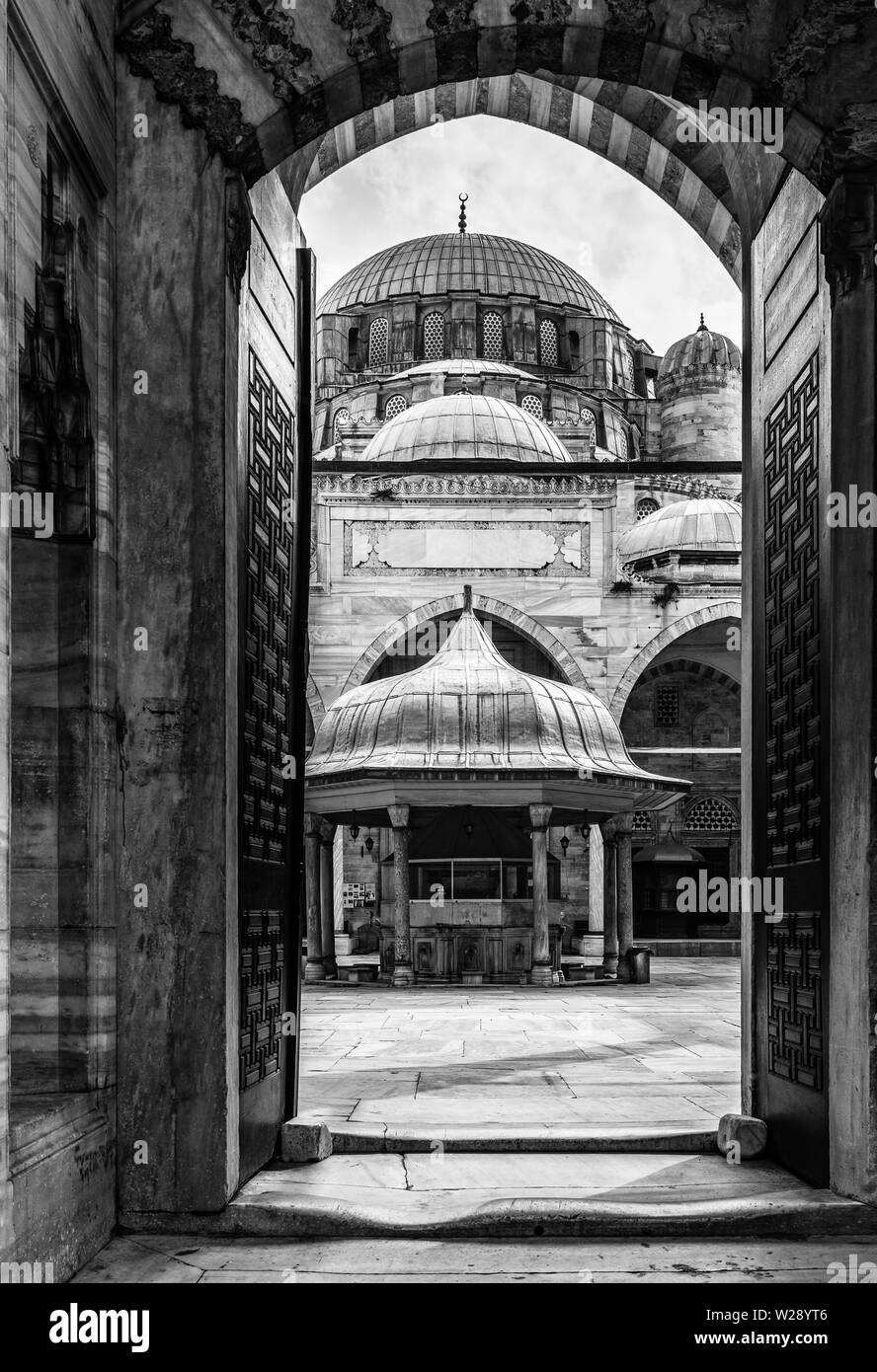 Schwarz-weiß-Ansicht von Sehzade Moschee Innenhof von der Eingangstür, Istanbul, Türkei Stockfoto