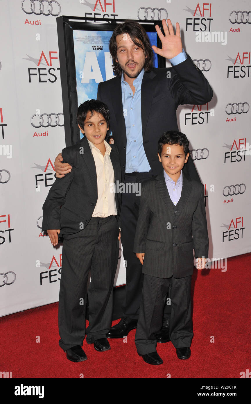 LOS ANGELES, Ca. November 07, 2010: Regisseur Diego Luna mit Schauspielern Gerardo Ruiz-Esparza & Christopher Ruiz-Esparza am AFI fest Premiere ihres Films "Abel" am Grauman's Chinese Theater, Hollywood. © 2010 Paul Smith/Featureflash Stockfoto