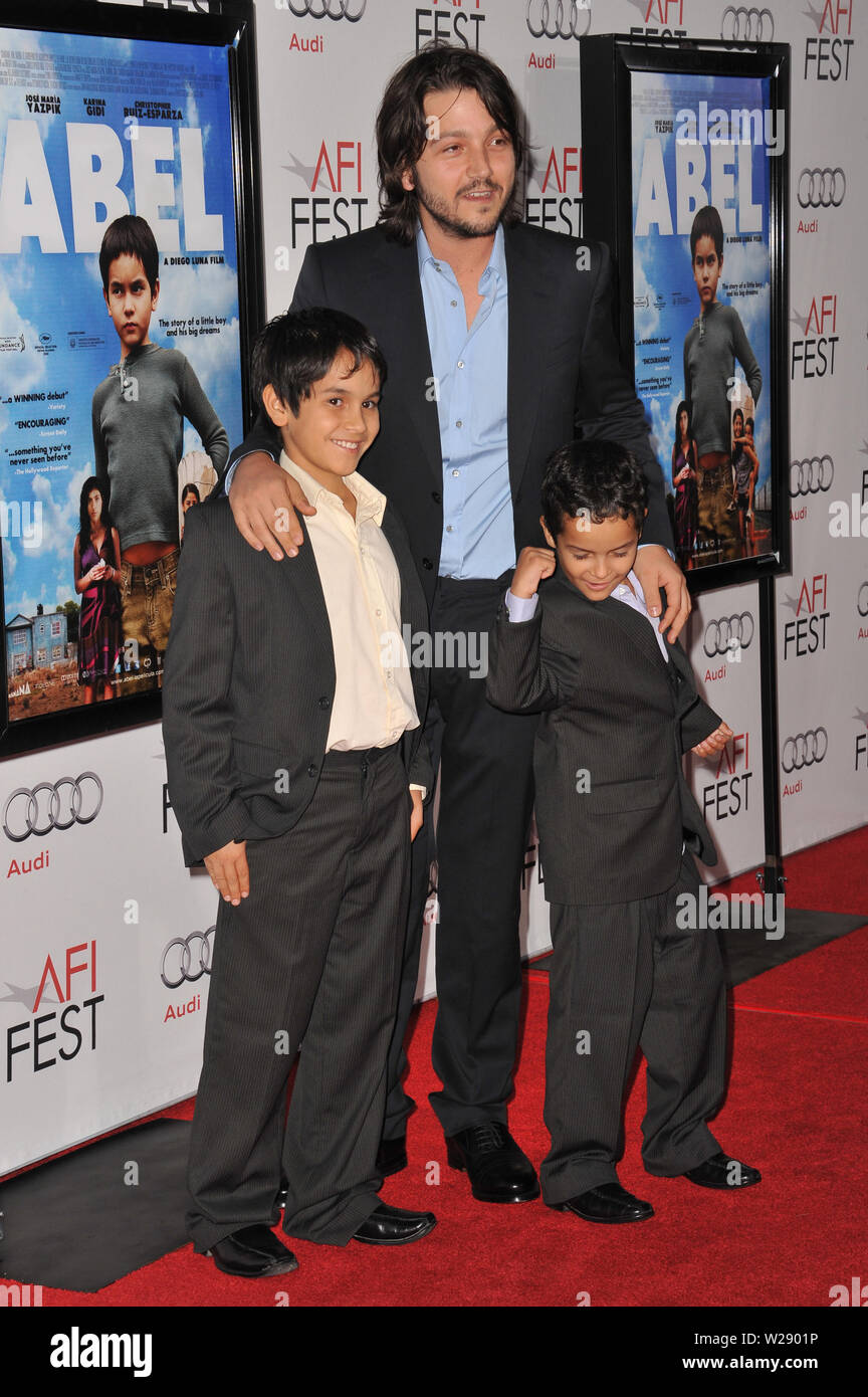 LOS ANGELES, Ca. November 07, 2010: Regisseur Diego Luna mit Schauspielern Gerardo Ruiz-Esparza & Christopher Ruiz-Esparza am AFI fest Premiere ihres Films "Abel" am Grauman's Chinese Theater, Hollywood. © 2010 Paul Smith/Featureflash Stockfoto