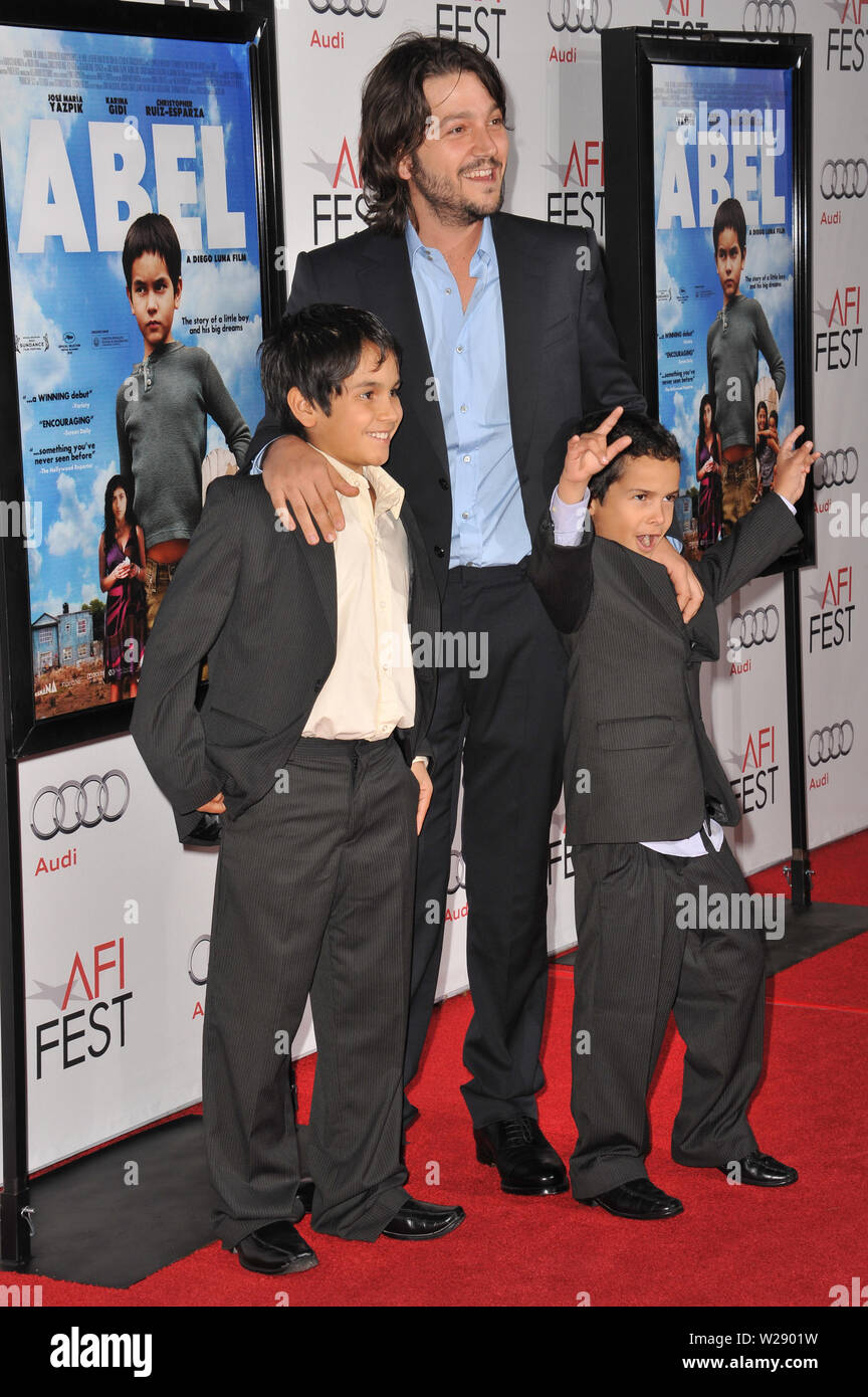 LOS ANGELES, Ca. November 07, 2010: Regisseur Diego Luna mit Schauspielern Gerardo Ruiz-Esparza & Christopher Ruiz-Esparza am AFI fest Premiere ihres Films "Abel" am Grauman's Chinese Theater, Hollywood. © 2010 Paul Smith/Featureflash Stockfoto