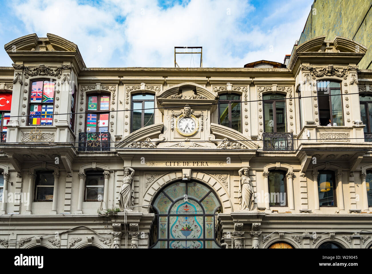 Fassade des Cicek Pasaji (Cite de Pera), einem berühmten historischen Passage auf der Istiklal Caddesi im 19. Jahrhundert gebaut. Istanbul, Türkei, Oktober 2018 Stockfoto