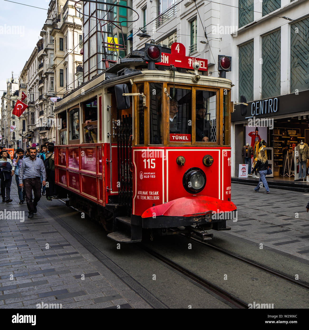 Istanbul nostalgische Straßenbahn fährt in der Istiklal Straße vom Taksim-Platz entfernt. Ist ein sehr beliebtes Verkehrsmittel für Einheimische und Touristen. Istanbul, Türkei, Oktober 2018 Stockfoto
