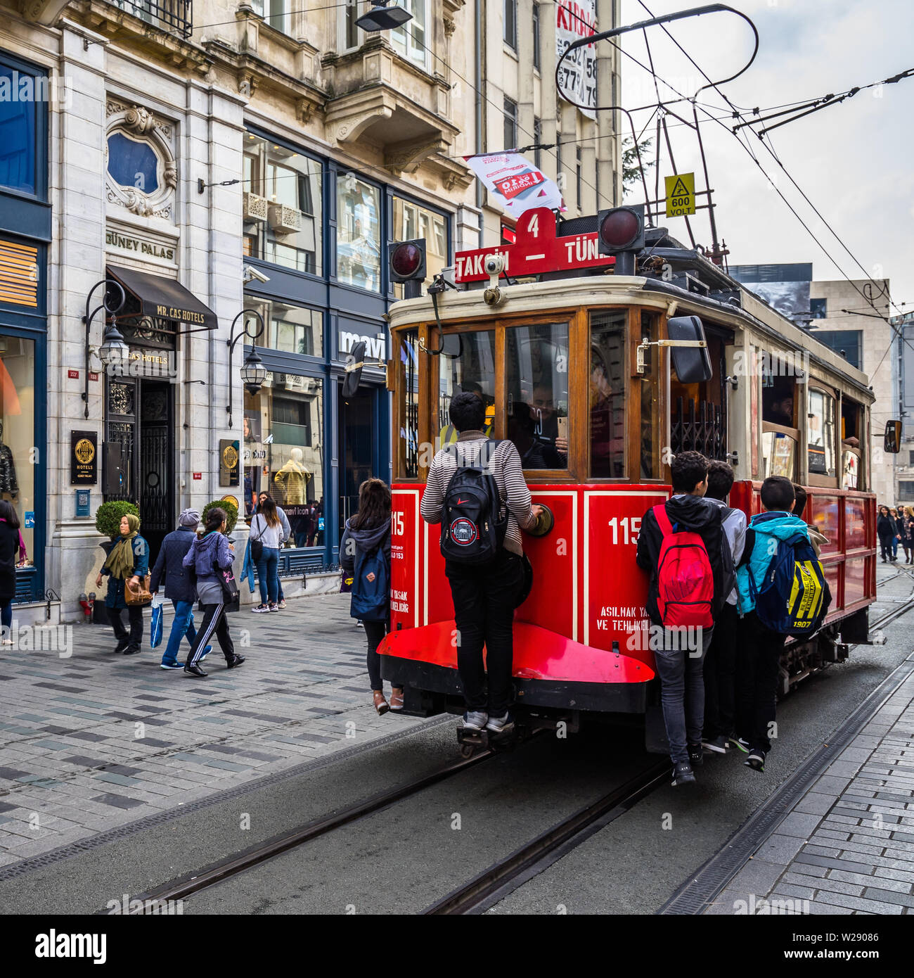 Istanbul nostalgische Straßenbahn fährt in der Istiklal Straße vom Taksim-Platz entfernt. Ist ein sehr beliebtes Verkehrsmittel für Einheimische und Touristen. Istanbul, Türkei, Oktober 2018 Stockfoto