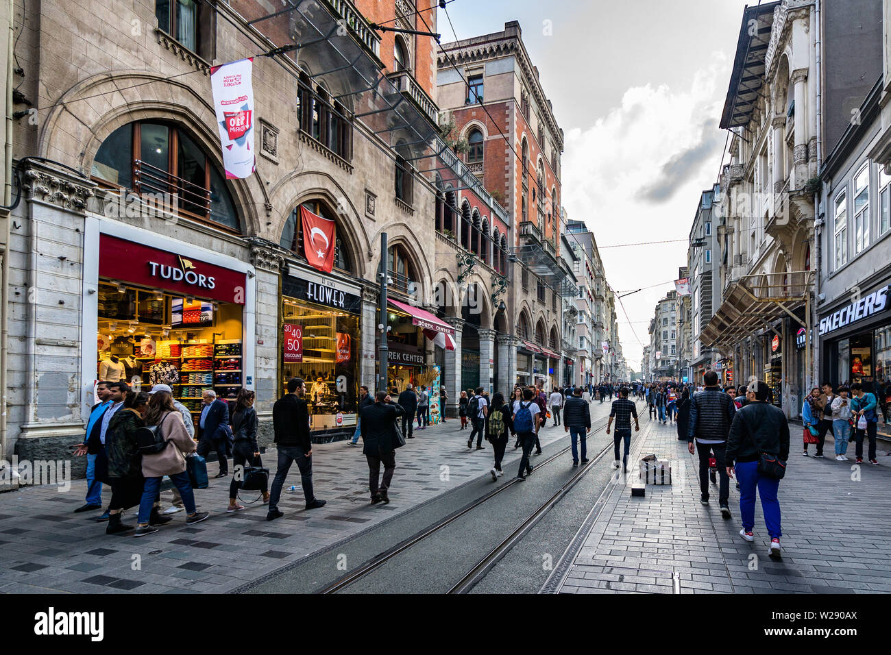 Die Istiklal Avenue ist eine elegante Fußgängerzone in Istanbul Beyoglu, Häuser, Geschäfte, Restaurants, Cafés, Boutiquen und Kunstgalerien. Stockfoto