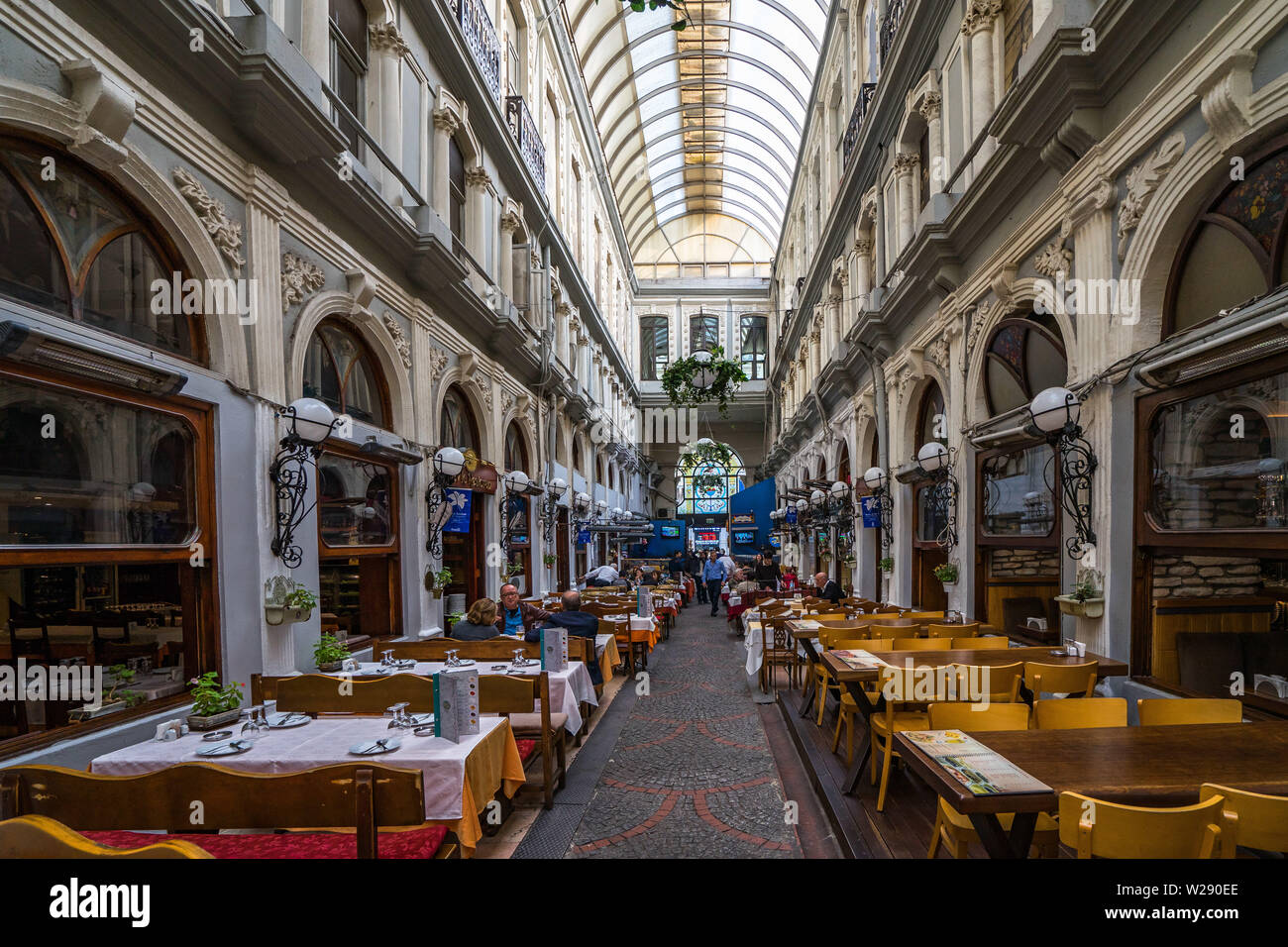 Reihe von Restaurants mit Blick auf den Eingang von Cicek Pasaji (Cite de Pera), einem berühmten historischen Passage auf der Istiklal Caddesi. Istanbul, Türkei, Oktober 208 Stockfoto
