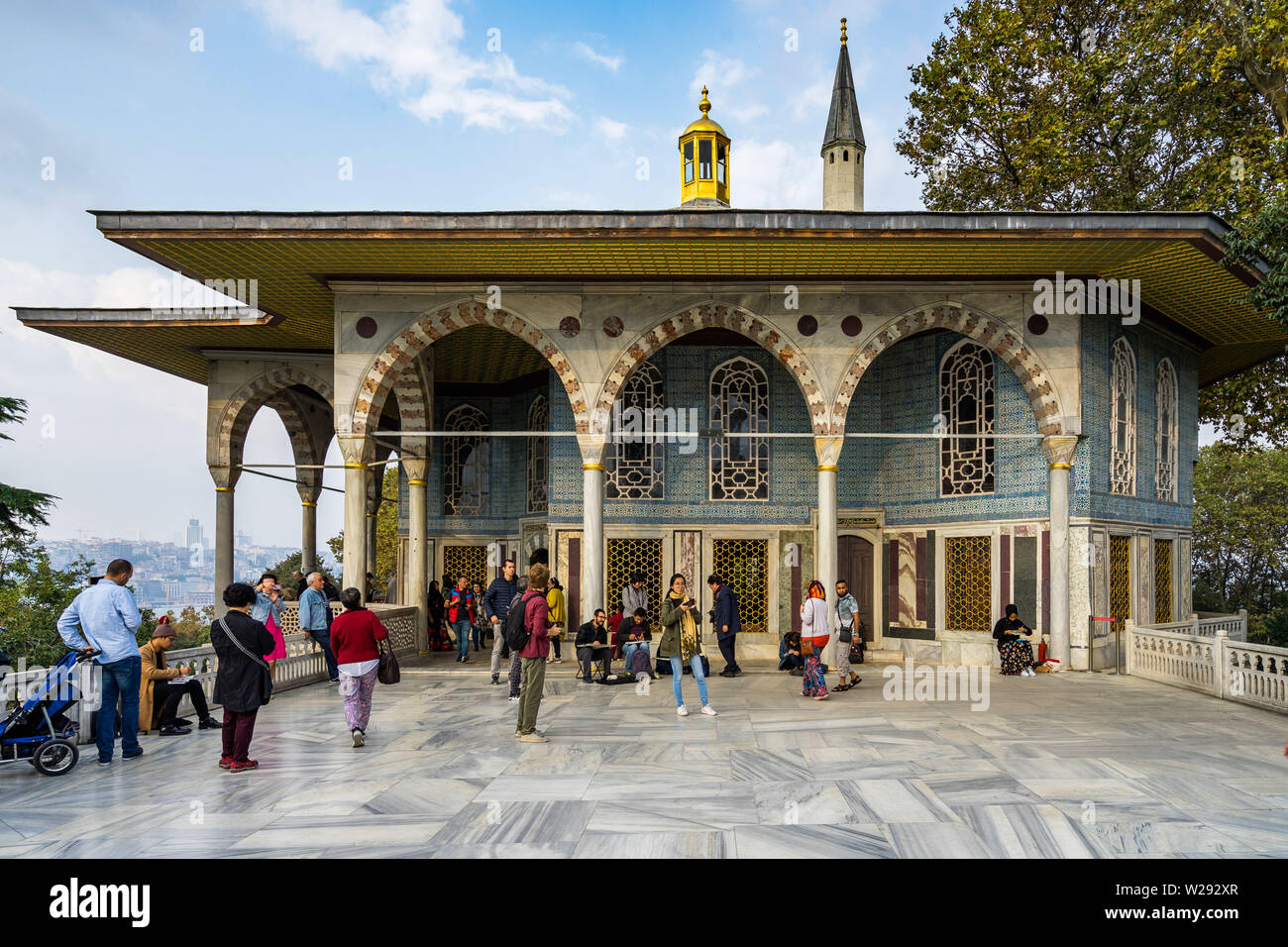 Touristischen Besuch der Bagdad Kiosk im Topkapi Palast. Istanbul, Türkei, Oktober 2018 Stockfoto