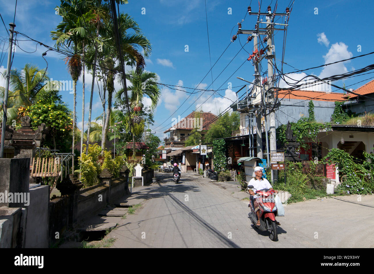 Ubud, Bali, Indonesien - 17. Mai 2019: Blick auf die Jalan Bilsma Straße einer der charakteristischsten Straßen im Zentrum von Ubud in Bali, Indonesien Stockfoto