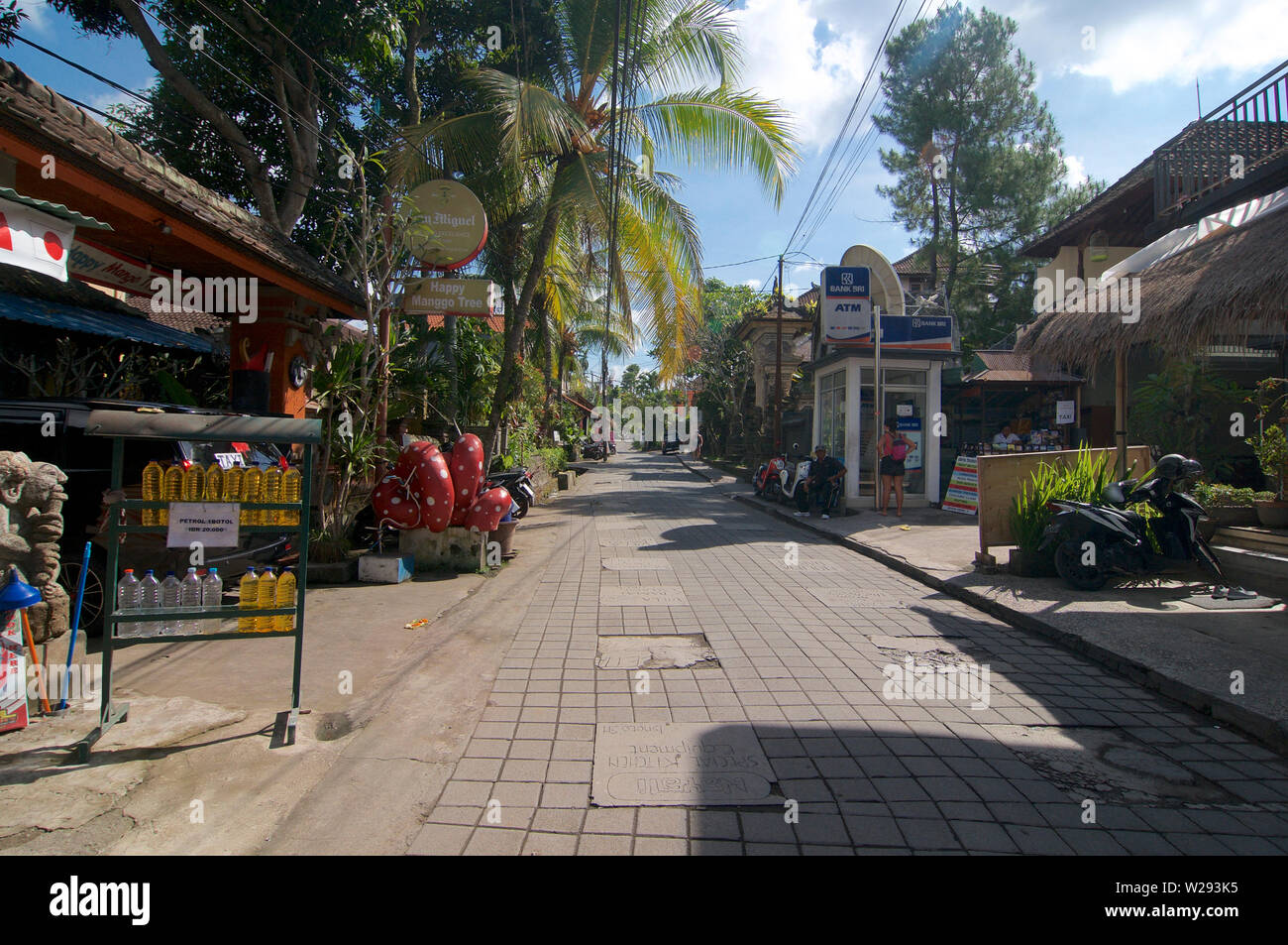Ubud, Bali, Indonesien - 17. Mai 2019: Blick auf die Jalan Bilsma Straße einer der charakteristischsten Straßen im Zentrum von Ubud in Bali, Indonesien Stockfoto