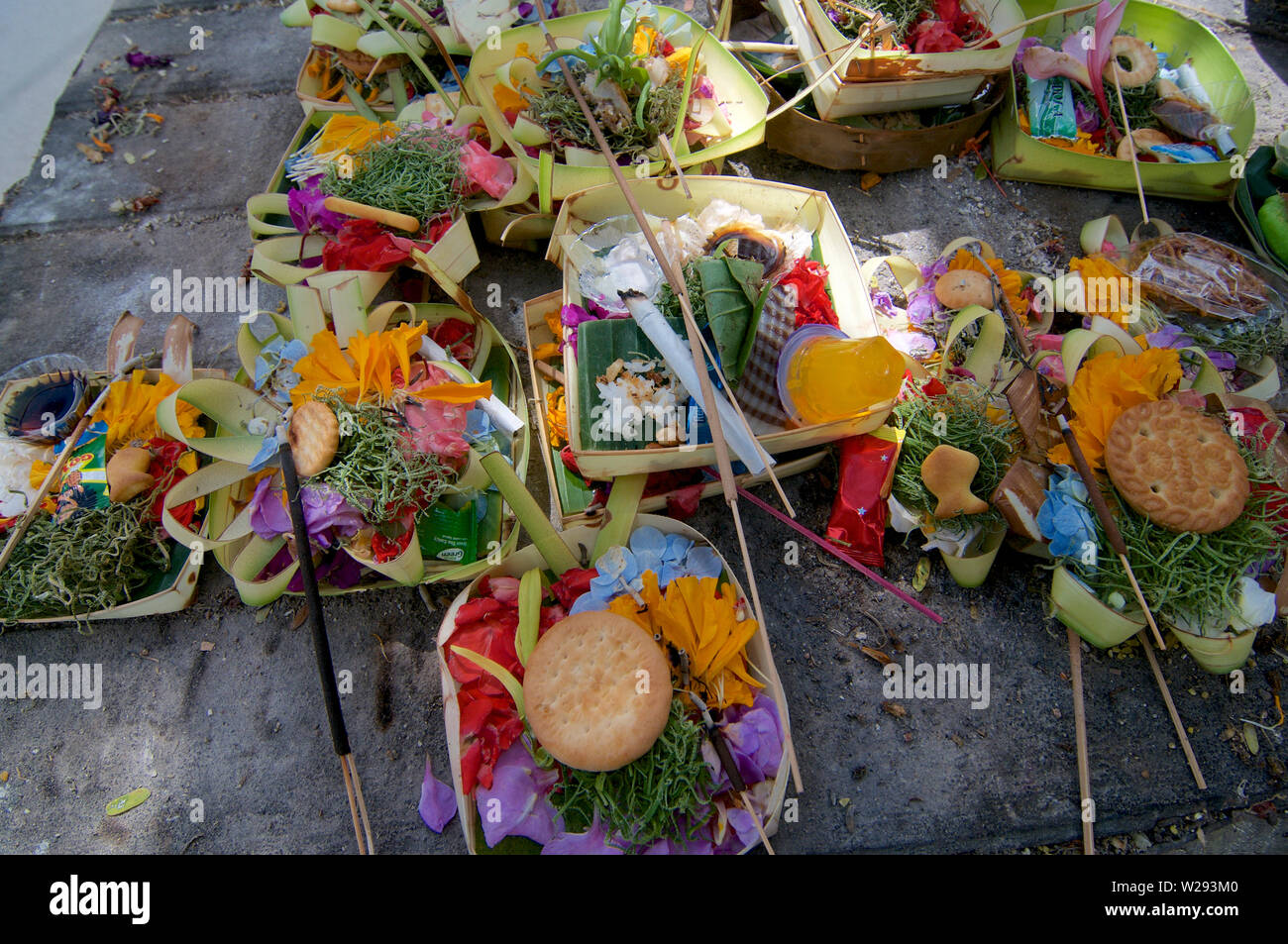 Nahaufnahme Bild von einigen schön eingerichtete Canang Sari, die religiöse Balinesischen tägliche Gaben an die Götter der Insel Stockfoto Nahaufnahme Bild von einigen schön eingerichtete Canang Sari, die religiöse Balinesischen tägliche Gaben an die Götter der Insel Stockfoto