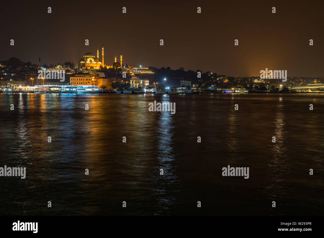 Istanbul nacht Stadtbild gesehen Form Galata Brücke mit der beleuchteten Süleymaniye-moschee, Türkei Stockfoto