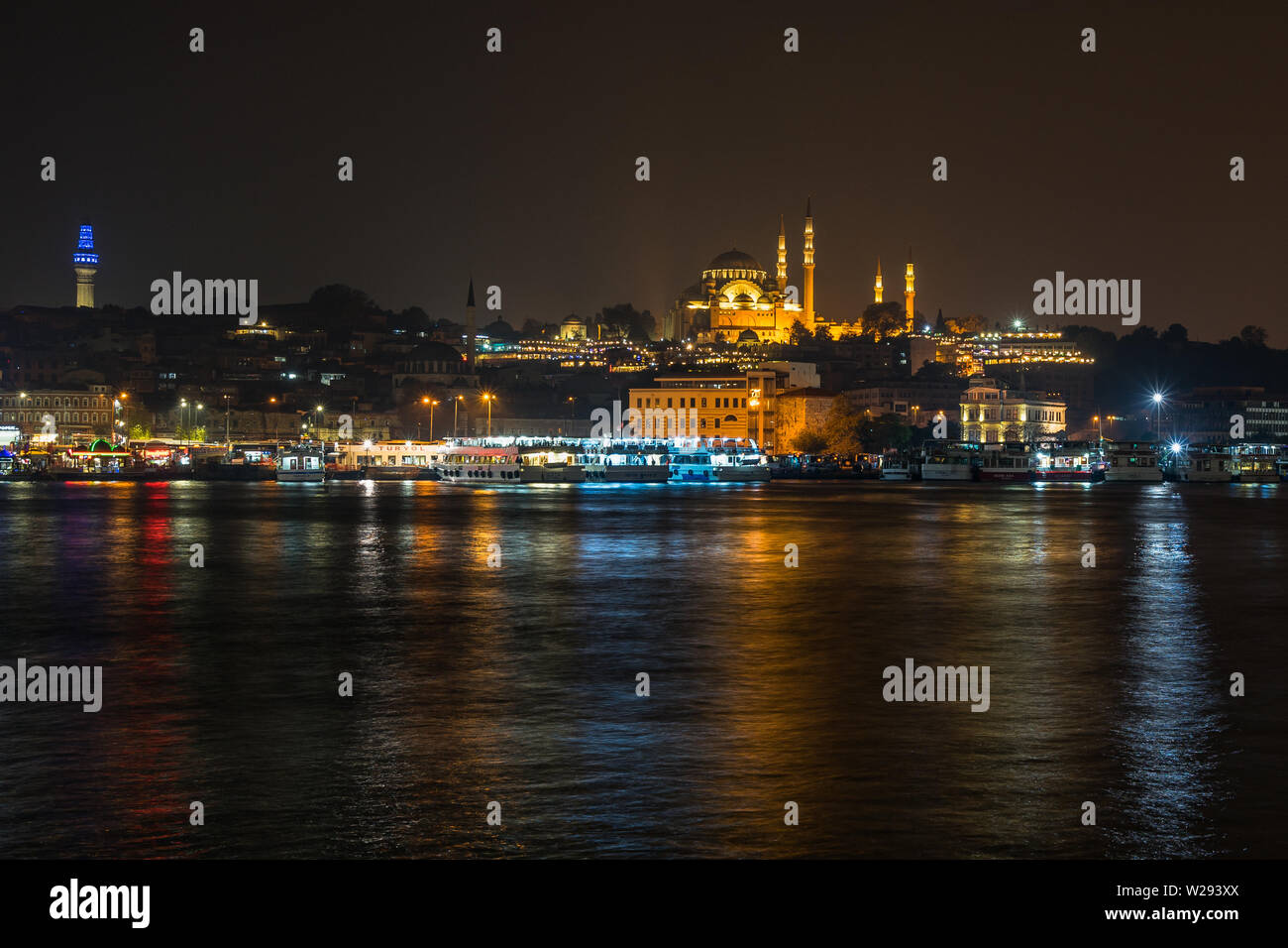 Istanbul nacht Stadtbild gesehen Form Galata Brücke mit der beleuchteten Süleymaniye-moschee, Türkei Stockfoto