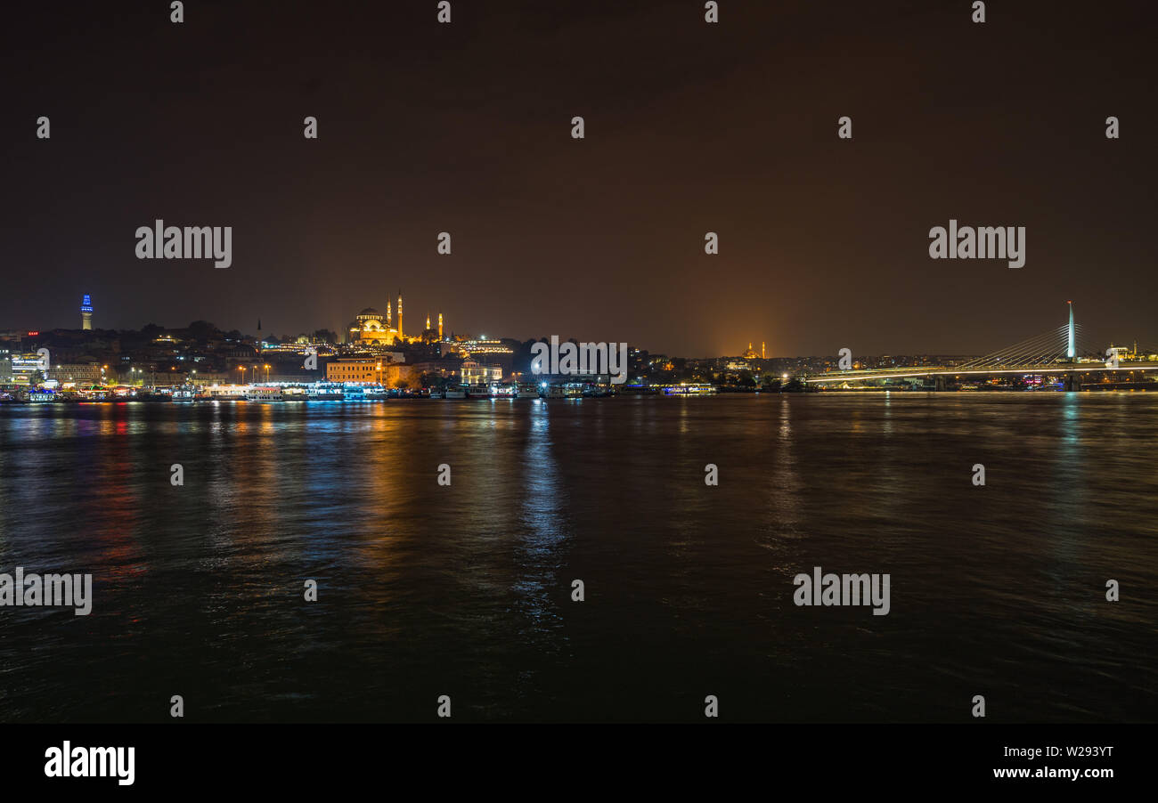 Istanbul Nacht Panorama gesehen Form Galata Brücke mit der beleuchteten Süleymaniye-moschee, Türkei Stockfoto