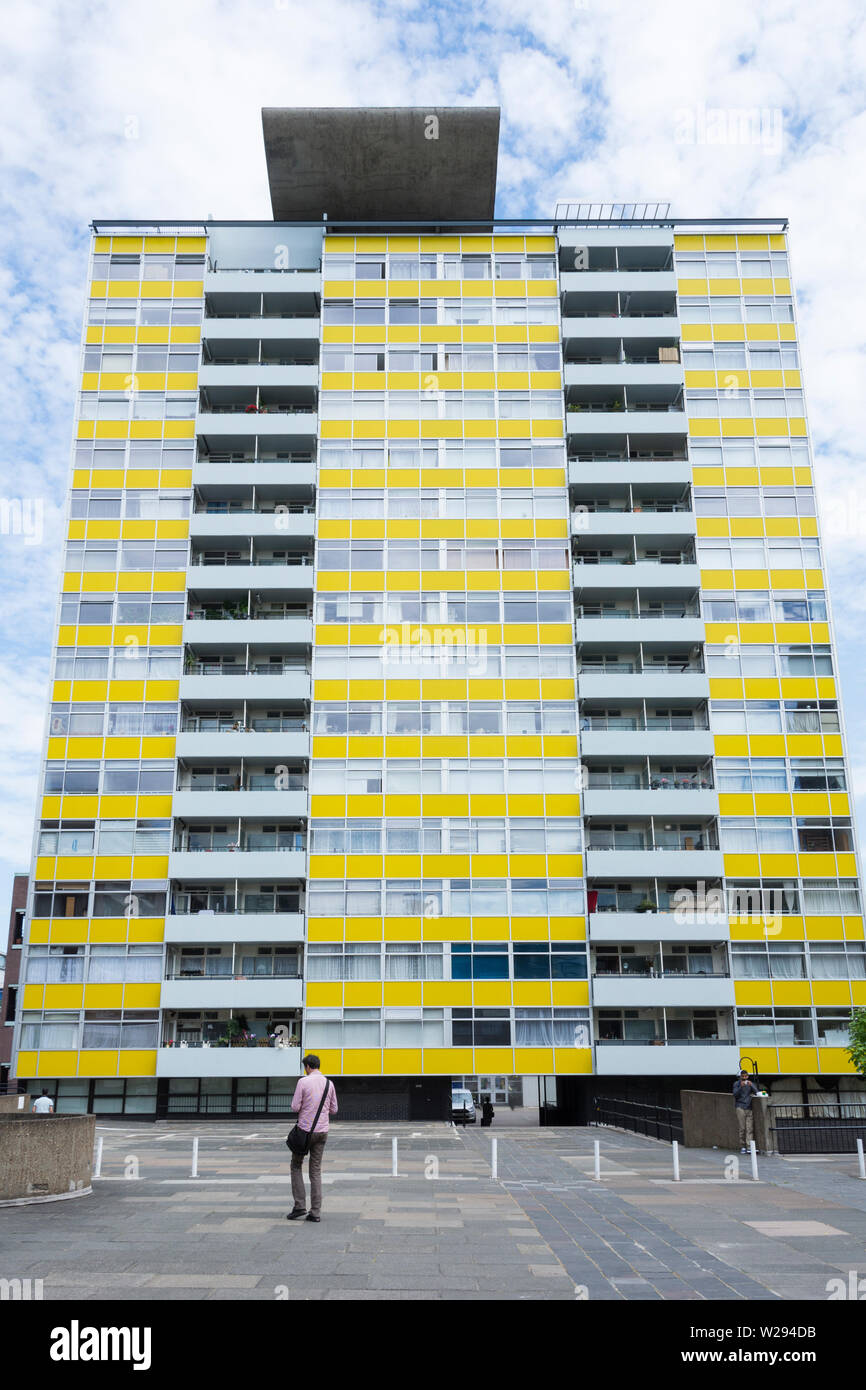 Die Außenseite des Großen Arthur House Apartment Block auf der Golden LAne Estate, London, UK Stockfoto