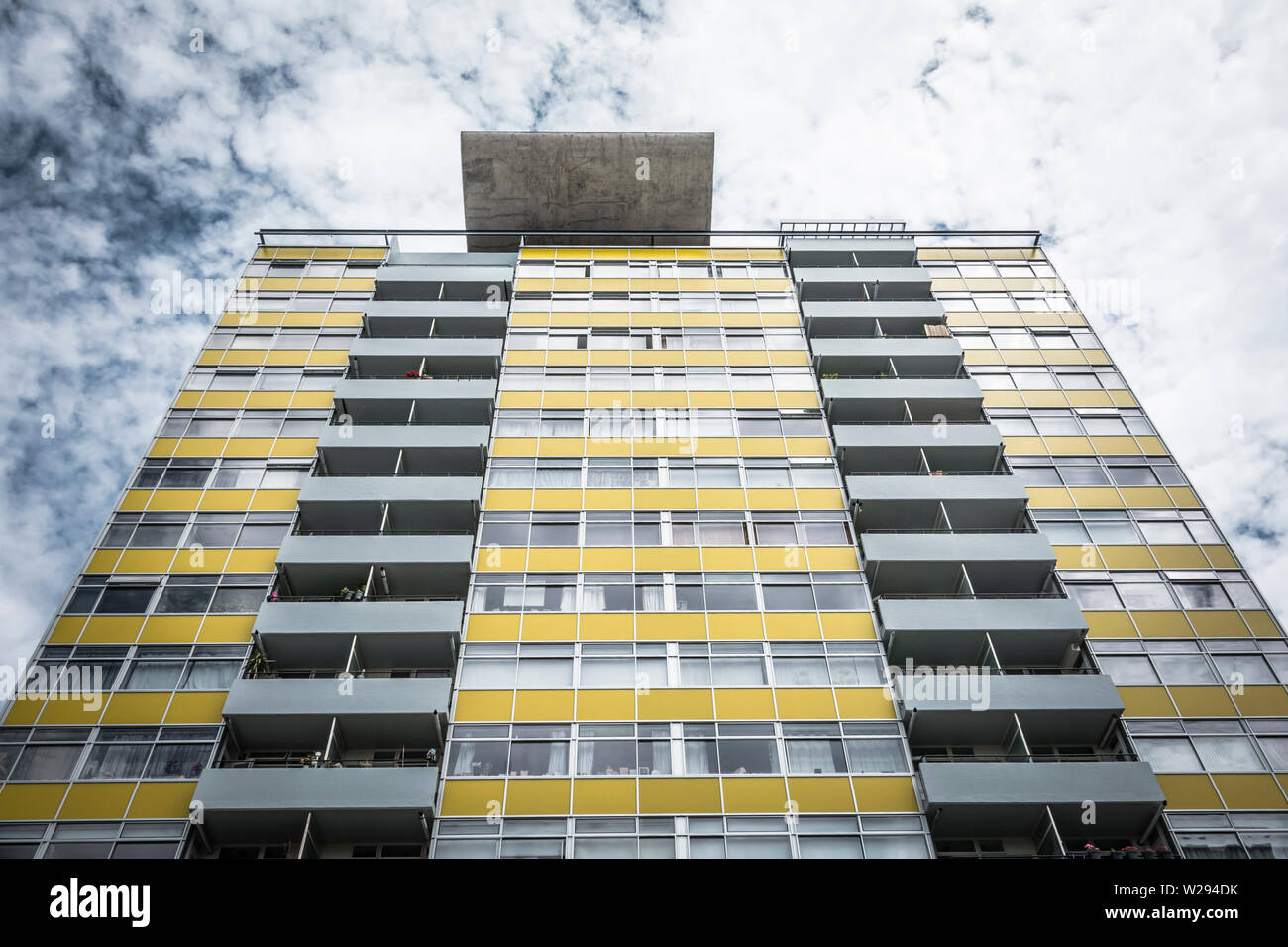 Die Außenseite des Großen Arthur House Apartment Block auf der Golden LAne Estate, London, UK Stockfoto