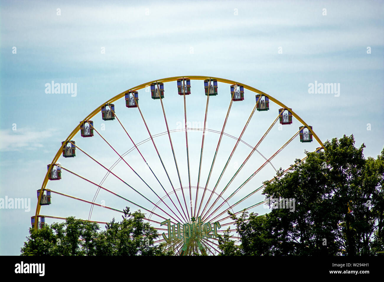 Konzept Kirmes: Riesenrad Stockfoto