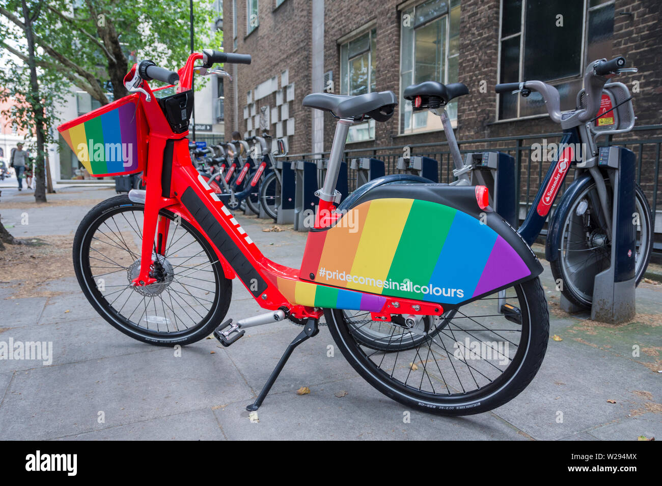 Gay Pride Regenbogen Flagge Farben auf einem der Uber GPS verfolgt, elektrische Pedal - springen Bikes unterstützen Stockfoto